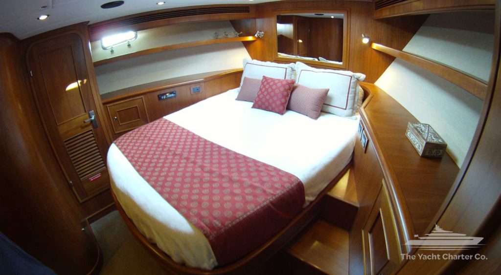 great barrier reef boat hire yacht charter Aroona